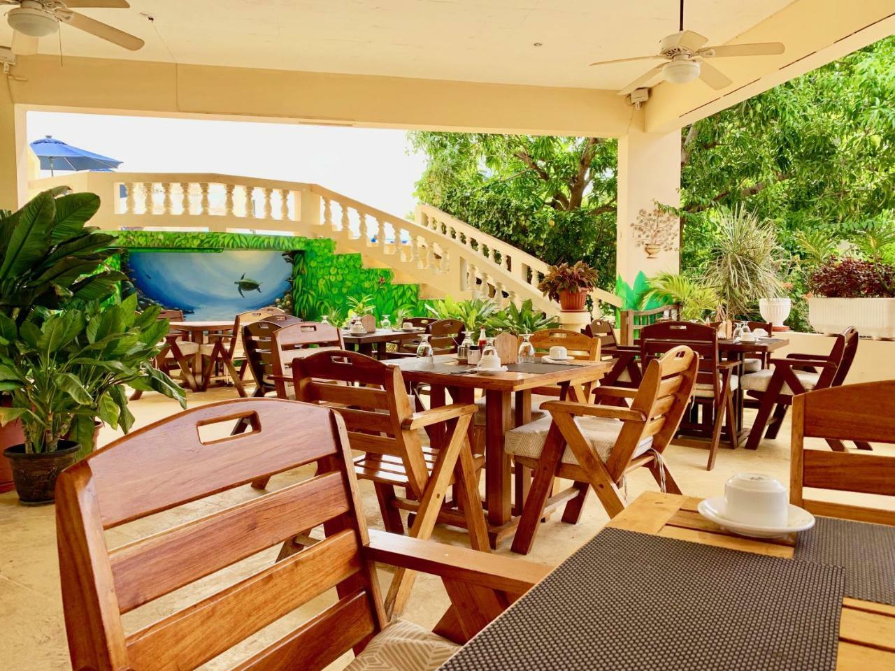 The Westender Inn เนกริล ภายนอก รูปภาพ